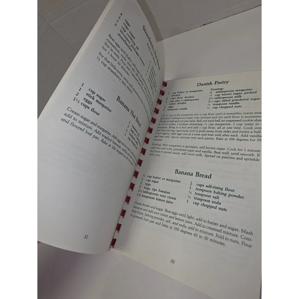 Holiday Favorites Traditional Family Recipes Cookbook vintage cook book